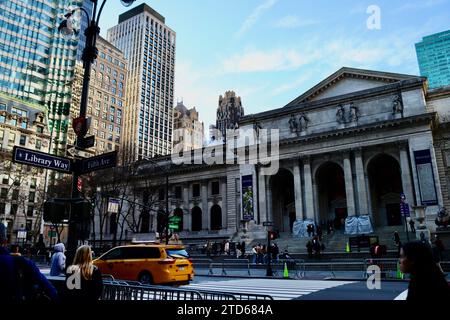I grattacieli di Midtown si affacciano sul tetto della New York Public Library - Stephen A. Schwarzman Building sulla Fifth avenue a New York Foto Stock