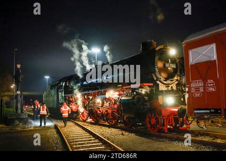 16 dicembre 2023, Baviera, Neuenmarkt: Una locomotiva a vapore restaurata e funzionante 01 1104 si trasferisce nel Museo tedesco delle locomotive a vapore di Neuenmarkt per i suoi quartieri invernali. Foto: Daniel Löb/dpa Foto Stock