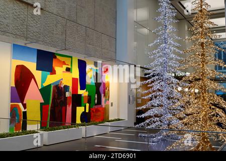 Grandi dipinti e alberi di Natale nella lobby delle torri olimpiche sulla Fifth avenue nel centro di Manhattan, New York Foto Stock