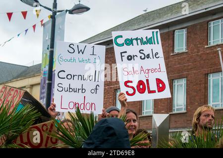 Una protesta immobiliare a Truro, in Cornovaglia, mentre la crisi immobiliare della Cornovaglia si intensifica con un ulteriore interesse per Second Homes Air BnB dopo Covid 19 Foto Stock