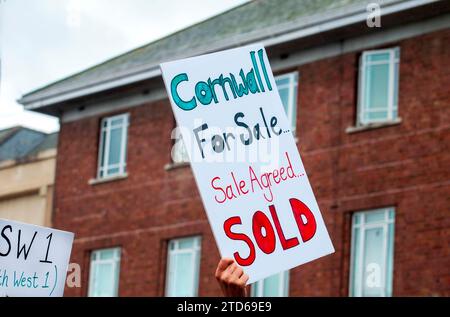 Una protesta immobiliare a Truro, in Cornovaglia, mentre la crisi immobiliare della Cornovaglia si intensifica con un ulteriore interesse per Second Homes Air BnB dopo Covid 19 Foto Stock