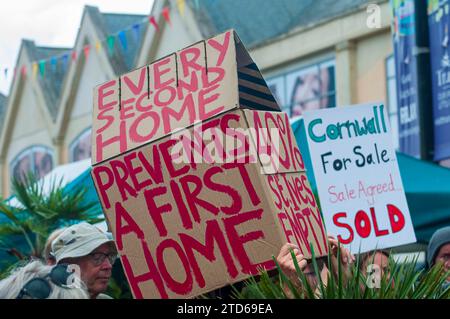 Una protesta immobiliare a Truro, in Cornovaglia, mentre la crisi immobiliare della Cornovaglia si intensifica con un ulteriore interesse per Second Homes Air BnB dopo Covid 19 Foto Stock