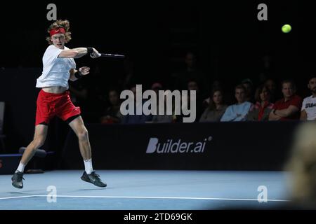 London Docklands, Regno Unito. 16 dicembre 2023. Londra, Regno Unito, il 16 dicembre 2023. Andrey 'Rublo' Rublev ritorna durante la sua partita contro Benoit 'The Rebel' Paireduring l'UTS London Tennis all'Excel Centre di Londra Docklands, Regno Unito, il 16 dicembre 2023. Foto di Joshua Smith. Solo per uso editoriale, licenza necessaria per uso commerciale. Nessun utilizzo in scommesse, giochi o pubblicazioni di un singolo club/campionato/giocatore. Credito: UK Sports Pics Ltd/Alamy Live News Foto Stock