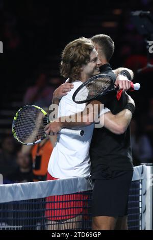 London Docklands, Regno Unito. 16 dicembre 2023. Londra, Regno Unito, il 16 dicembre 2023. Andrey 'Rublo' Rublev festeggia dopo aver vinto la sua partita contro Benoit 'The Rebel' Paireduring l'UTS London Tennis all'Excel Centre di Londra Docklands, Regno Unito, il 16 dicembre 2023. Foto di Joshua Smith. Solo per uso editoriale, licenza necessaria per uso commerciale. Nessun utilizzo in scommesse, giochi o pubblicazioni di un singolo club/campionato/giocatore. Credito: UK Sports Pics Ltd/Alamy Live News Foto Stock