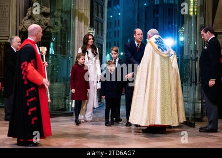 (Da sinistra a destra) la principessa di Galles, la principessa Charlotte, il principe Giorgio, il principe Luigi, il principe di Galles e il reverendo David Stanton durante i Royal Carols - insieme al servizio natalizio presso l'Abbazia di Westminster a Londra. Data immagine: Venerdì 8 dicembre 2023. Foto Stock