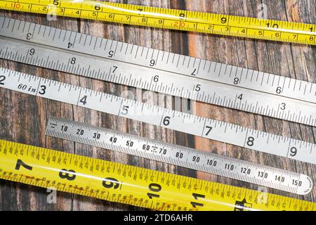 Una varietà di metri a nastro su banco in legno Foto Stock