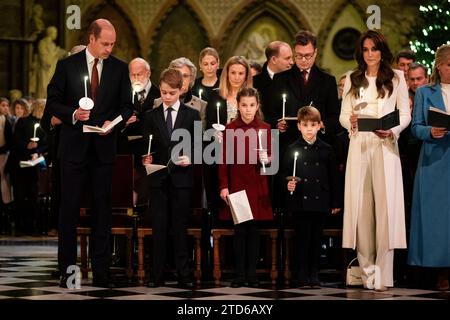 (Da sinistra a destra) il Principe di Galles, il Principe Giorgio, la Principessa Carlotta, il Principe Luigi e la Principessa di Galles durante i Royal Carols - insieme al servizio natalizio all'Abbazia di Westminster a Londra. Data immagine: Venerdì 8 dicembre 2023. Foto Stock