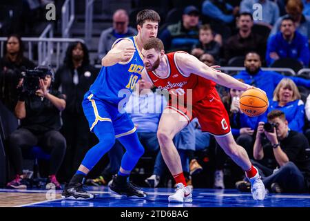 16 dicembre 2023: La guardia UCLA Bruins Lazar Stefanovic (10) guardia dell'Ohio State Buckeyes avanti Jamison Battle (10) durante la seconda metà del match CBS Sports Classic alla State Farm Arena di Atlanta, Georgia. (Scott Kinser/CSM) Foto Stock