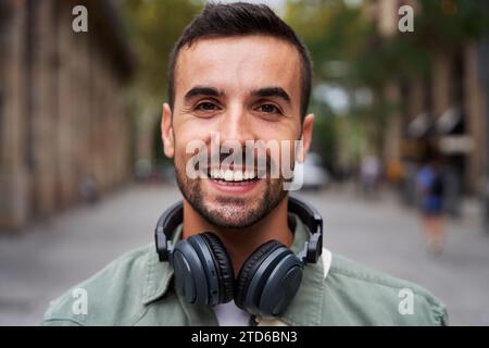 Ritratto di un giovane e bello uomo che sorride e guarda la macchina fotografica. Foto Stock