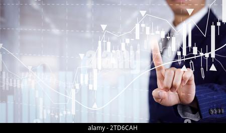 Businessman touchscreen linea di mercato azionario o forex trading grafico e carteggio a candelabro adatto per concetto di investimento finanziario, tendenze economiche bac Foto Stock