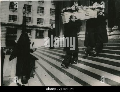 Londra, 21/03/1955. La bara che porta i resti mortali dell'illustre scopritore della penicillina, Sir Alexander Fleming, arriva alla Cattedrale di San Paolo. Crediti: Album / Archivo ABC Foto Stock