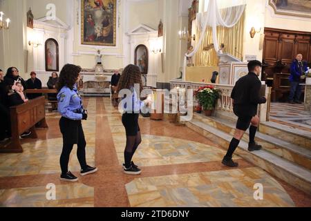 16 dicembre 2023, Pagani, Salerno, Italia: I giovani del gruppo scout Pagani 1, consegnati prima della celebrazione della Santa messa nella Chiesa di nostra Signora Addolorata e nella Chiesa del corpo di Cristo la sera, la luce della Pace da Betlemme 2023. La luce della Pace proviene direttamente dalla Grotta della Natività di Betlemme. È un segno di amicizia, fraternità, gioia , carità e speranza che gli scout portino in tutta Europa. Il motto della luce della Pace di Betlemme 2023 è: "Fare la pace ti rende felice" (Credit Image: © Pasquale Senatore/Pacific Press via ZUMA Press Foto Stock