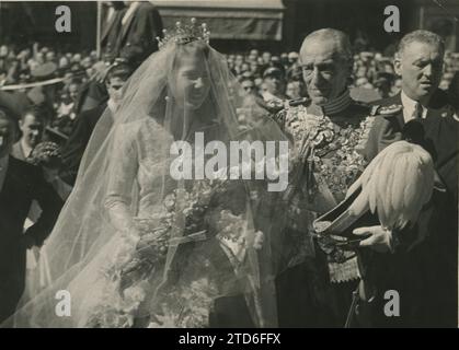 Siviglia, 12/10/1947. Matrimonio di María Rosario Cayetana Fitz James Stuart y de Silva, con Don Luis Martínez de Irujo y Artacoz. Nell'immagine, sul braccio di suo padre, il duca d'Alba. Crediti: Album / Archivo ABC / Serrano Foto Stock