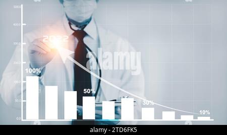 Scienziato di ricerca biochimica che lavora con un microscopio per il virus,Dottore toccare freccia dei risultati sperimentali in un taccuino, vetro di laboratorio Foto Stock