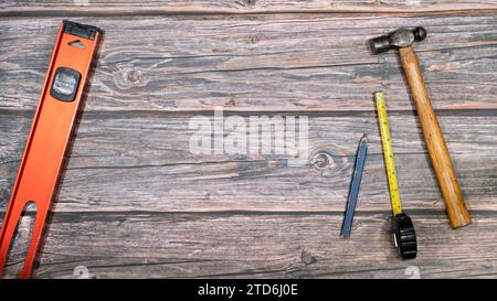 Vista dall'alto degli attrezzi manuali su un banco di lavoro in legno. Foto Stock
