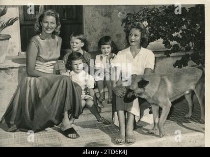 Santa Marinella (Italia), 22/07/1957. Ingrid Bergman con i suoi quattro figli: Jenny Lindstrom, la maggiore, Roberto, Ingrid e Isabella Rosellini, questi gemelli. nell'immagine, all'ingresso della sua residenza. Crediti: Album / Archivo ABC / Fotofiel Foto Stock