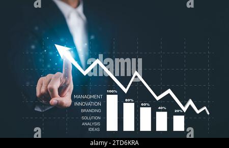 Mano di un uomo d'affari che tocca la freccia grafico aziendale su schermo virtuale su sfondo nero, analisi dei dati di vendita, tecnologia moderna Foto Stock