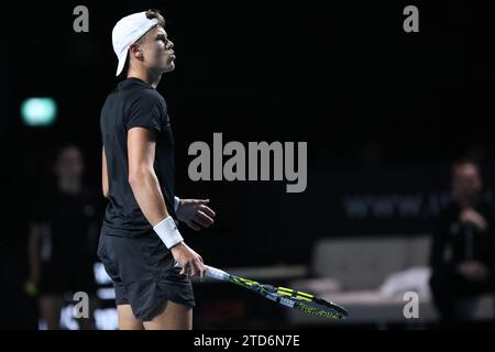 London Docklands, Regno Unito. 16 dicembre 2023. Londra, Regno Unito, il 16 dicembre 2023. Holger 'The Viking' Rune durante la sua partita contro Alexander 'The Bublik Enemy' Bublik durante l'UTS London Tennis all'Excel Centre, London Docklands, Regno Unito, il 16 dicembre 2023. Foto di Joshua Smith. Solo per uso editoriale, licenza necessaria per uso commerciale. Nessun utilizzo in scommesse, giochi o pubblicazioni di un singolo club/campionato/giocatore. Credito: UK Sports Pics Ltd/Alamy Live News Foto Stock