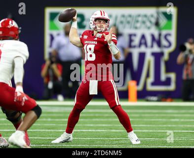 16 dicembre 2023: I Chandler Fields della Louisiana (18) lanciano il pallone durante la partita di football R+L Carriers New Orleans Bowl del 2023 tra i Jacksonville State Gamecocks e i Louisiana Ragin' Cajuns al Caesars Superdome di New Orleans, LOUISIANA. Kyle Okita/CSM Foto Stock