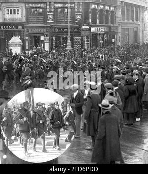 24/11/1922. Madrid. Fine di alcune manovre. Il reggimento del re al ritorno dalle manovre di Villa del Prado, nel cerchio di sua altezza reale Principe delle Asturie (X). Crediti: Album / Archivo ABC / Julio Duque Foto Stock