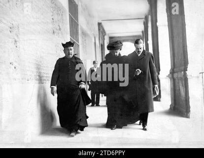 06/03/1909. L'imperatrice Eugenia a Loeches. Nei Chiostri del convento domenicano. L'imperatrice accompagnata dal Duca d'Alba, si dirige verso il pantheon della famiglia Ducale. Foto di Fombella. Crediti: Album / Archivo ABC Foto Stock