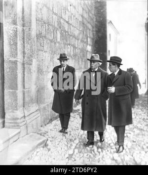 01/08/1923. Rotondo. La visita del signor Lloyd George. L'ex ministro inglese (X) lascia la cattedrale, accompagnato dal sindaco. Crediti: Album / Archivo ABC / Garrido Foto Stock