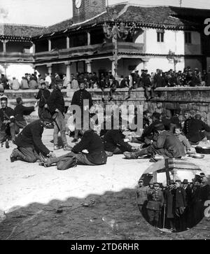 11/08/1922. Villa del Prado. Manovre militari. I soldati del reggimento del re mangiano il ranch in Plaza del Pueblo, in cerchio il Principe delle Asturie (X) con il sindaco e il capitano generale, guardando la parata del battaglione. Crediti: Album / Archivo ABC / Julio Duque Foto Stock