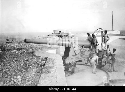 08/31/1909. L'artiglieria nei forti. I cannoni della batteria d'attacco Seco, sulla costa di Melilla. Crediti: Album / Archivo ABC / Ramón Alba Foto Stock