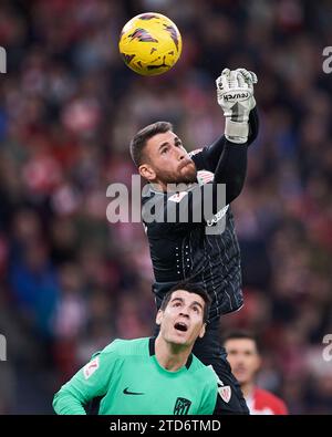 Bilbao, Vizcaya, Spagna. 16 dicembre 2023. Uno Simon dell'Athletic Club duella per il ballo con Alvaro Morata dell'Atletico de Madrid durante la LaLiga E. Foto Stock