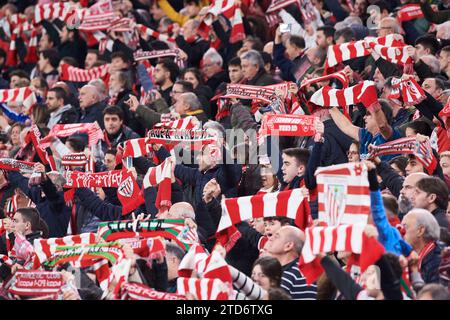 Bilbao, Vizcaya, Spagna. 16 dicembre 2023. Tifosi dell'Athletic Club durante la partita LaLiga EA Sports tra Athletic Club e Atletico de Madrid a San Foto Stock