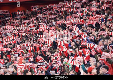 Bilbao, Vizcaya, Spagna. 16 dicembre 2023. Tifosi dell'Athletic Club durante la partita LaLiga EA Sports tra Athletic Club e Atletico de Madrid a San Foto Stock