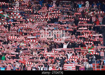 Bilbao, Vizcaya, Spagna. 16 dicembre 2023. Tifosi dell'Athletic Club durante la partita LaLiga EA Sports tra Athletic Club e Atletico de Madrid a San Foto Stock