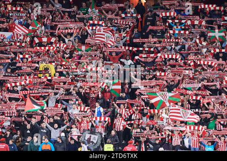 Bilbao, Vizcaya, Spagna. 16 dicembre 2023. Tifosi dell'Athletic Club durante la partita LaLiga EA Sports tra Athletic Club e Atletico de Madrid a San Foto Stock