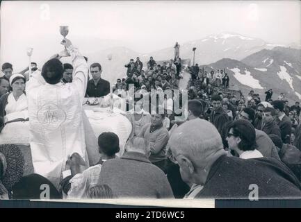 12/31/1963. Momento di consacrazione nella messa celebrata alla sommità della pala meteorologica in onore della Santa Vergine delle nevi, Patrona degli alpinisti di Granada dell'educazione e del riposo. Crediti: Album / Archivo ABC / Fotofiel Foto Stock