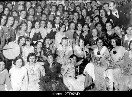 Siviglia, 19/04/1932. Fiera di aprile di Siviglia. Gruppo di giovani donne che hanno partecipato allo stand Castilla la Vieja e León. Crediti: Album / Archivo ABC / Serrano Foto Stock