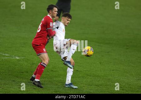 Swansea, Galles, Regno Unito. 16 dicembre 2023. Jamie Paterson di Swansea City (r) in azione. Partita di campionato EFL Skybet, Swansea City contro Middlesbrough allo Stadio Swansea.com di Swansea, Galles, sabato 16 dicembre 2023. Questa immagine può essere utilizzata solo per scopi editoriali. Solo per uso editoriale, foto di Andrew Orchard/Andrew Orchard fotografia sportiva/Alamy Live news credito: Andrew Orchard fotografia sportiva/Alamy Live News Foto Stock