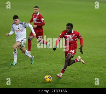 Swansea, Galles, Regno Unito. 16 dicembre 2023. Alex Bangura di Middlesbrough (r) in azione. Partita di campionato EFL Skybet, Swansea City contro Middlesbrough allo Stadio Swansea.com di Swansea, Galles, sabato 16 dicembre 2023. Questa immagine può essere utilizzata solo per scopi editoriali. Solo per uso editoriale, foto di Andrew Orchard/Andrew Orchard fotografia sportiva/Alamy Live news credito: Andrew Orchard fotografia sportiva/Alamy Live News Foto Stock