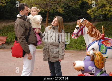 04/04/2007. Parco naturale Faunia. Valde Bernardo. Madrid. Spagna. I principi delle Asturie (Don Felipe e Doña Leticia), insieme alla loro figlia l'infanta Leonor, trascorsero la mattinata godendosi gli animali. Nell'immagine, l'infanta Leonor lancia un bacio ai fotografi. Foto: Di San Bernardo. ArchDC. Crediti: Album / Archivo ABC / Eduardo San Bernardo Foto Stock