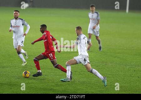 Swansea, Galles, Regno Unito. 16 dicembre 2023. Isaish Jones di Middlesbrough (c) in azione. Partita di campionato EFL Skybet, Swansea City contro Middlesbrough allo Stadio Swansea.com di Swansea, Galles, sabato 16 dicembre 2023. Questa immagine può essere utilizzata solo per scopi editoriali. Solo per uso editoriale, foto di Andrew Orchard/Andrew Orchard fotografia sportiva/Alamy Live news credito: Andrew Orchard fotografia sportiva/Alamy Live News Foto Stock