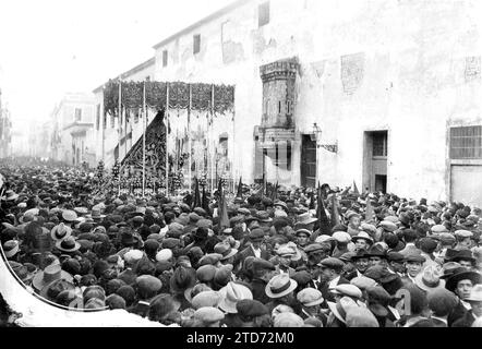 01/01/1933. La Esperanza de Triana di fronte alla prigione il venerdì mattina presto. Crediti: Album / Archivo ABC / Serrano Foto Stock