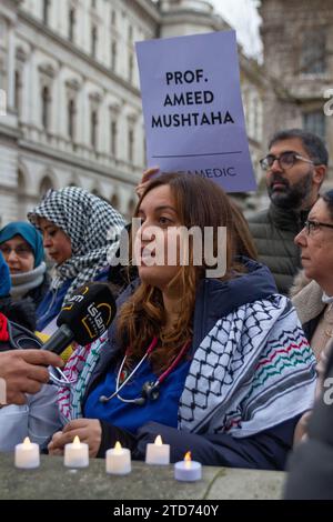 Londra, Regno Unito - 16 dicembre 2023: Processione a piedi silenziosi pro-Palestina per gli operatori sanitari e i civili a Gaza. Foto Stock