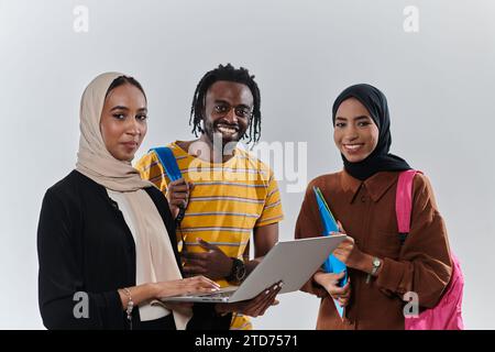 Un gruppo di studenti, tra cui una studentessa afroamericana e due donne che indossano hijab, si uniscono su uno sfondo bianco incontaminato, simboleggiando Foto Stock