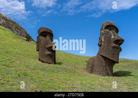 Isola di Pasqua, Cile - 4 marzo 2023: Moai Hinariru (a destra), il moai "collo storto", a Rano Raraku sull'Isola di Pasqua (Rapa Nui), Cile. Foto Stock