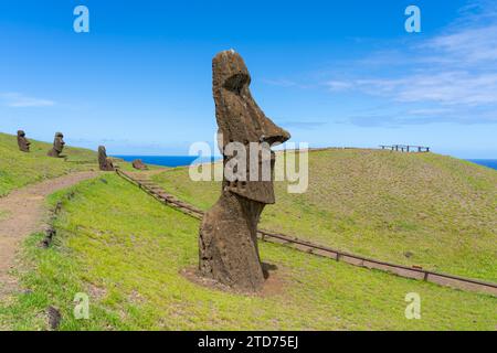 Isola di Pasqua, Cile - 28 febbraio 2023: Moai si dirige sul pendio di Rano Raraku sull'Isola di Pasqua (Rapa Nui), Cile. Foto Stock