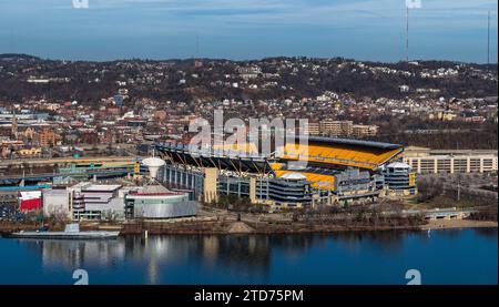 Acrisure Stadium, sede degli Steelers con il Carnegie Science Center di Pittsburgh, Pennsylvania, Stati Uniti Foto Stock