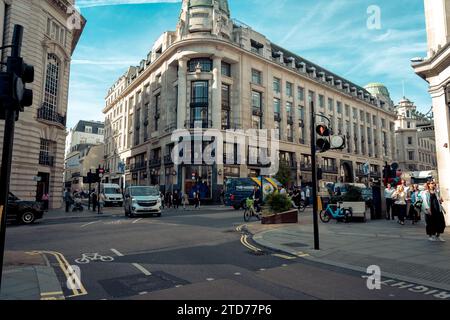 Londra, U.K, 10 ottobre 2023: People on the Regent's Street a Londra, Regno Unito. Si tratta di una strada importante e di una famosa strada per lo shopping a Londra, Regno Unito. Foto Stock