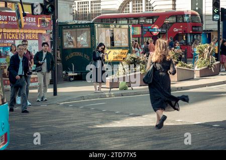 Londra, U.K, 10 ottobre 2023: People on the Regent's Street a Londra, Regno Unito. Si tratta di una strada importante e di una famosa strada per lo shopping a Londra, Regno Unito. Foto Stock