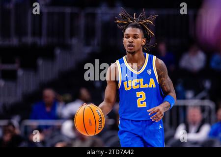 16 dicembre 2023: La guardia degli UCLA Bruins Dylan Andrews (2) porta il pallone contro gli Ohio State Buckeyes nel match CBS Sports Classic alla State Farm Arena di Atlanta, Georgia. (Scott Kinser/CSM) Foto Stock