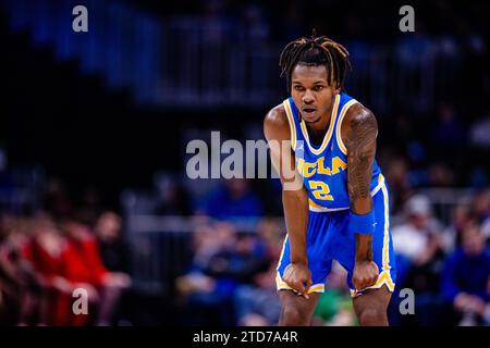 16 dicembre 2023: La guardia degli UCLA Bruins Dylan Andrews (2) riposa durante il secondo tempo contro gli Ohio State Buckeyes nel match CBS Sports Classic alla State Farm Arena di Atlanta, Georgia. (Scott Kinser/CSM) Foto Stock