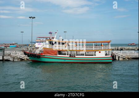 Pattaya, Thailandia - 15 dicembre 2023: Partenza dei traghetti per l'isola di Koh Larn. Il traghetto attende i turisti passeggeri sul molo di Bali hai. Foto Stock